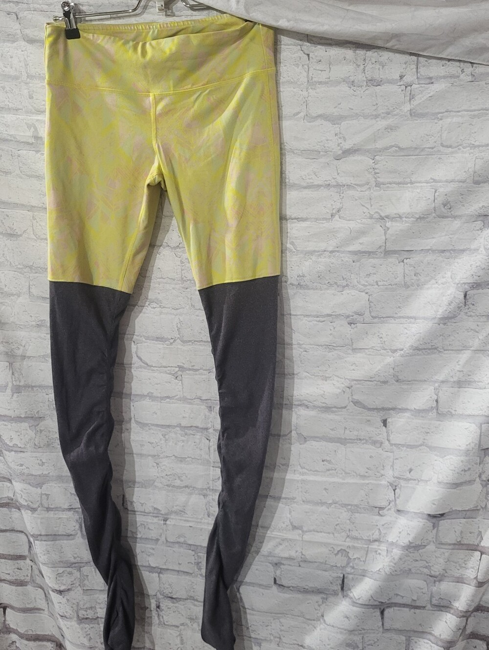 ALO Yoga Two-Tone Goddess Leggings — Yellow & Dark Gray